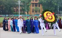 Đại biểu dự Đại hội Phụ nữ toàn quốc vào Lăng viếng Chủ tịch Hồ Chí Minh