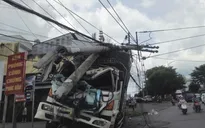 Xe tải chở 12 tấn cà phê tự trôi tông nhiều phương tiện, húc gãy trụ điện