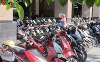 Bãi trông giữ xe trái phép quanh ga tàu điện Cát Linh (Hà Nội) lấn chiếm vỉa hè, gây cản trở giao thông