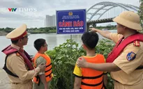 CSGT Hà Nội cắm biển cảnh báo phòng ngừa đuối nước ven sông Đuống