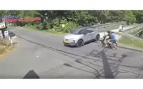 Chở hàng cồng kềnh, xe máy va chạm ô tô ở giao lộ
