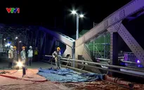 Công nhân xuyên đêm sửa chữa, bảo trì cầu Trường Tiền