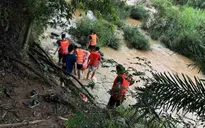 Cứu nữ sinh 11 tuổi mắc kẹt giữa sông khi cùng bạn đi tắm