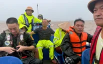 Cứu 3 thuyền viên trên tàu bị chìm sau hơn 12 giờ mất liên lạc do ảnh hưởng bão số 1