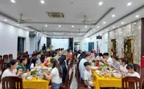 Chủ khách sạn ở Cô Tô mổ lợn đãi khách bị mắc kẹt do bão số 1