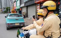 CSGT Hà Nội dùng camera nghiệp vụ ghi hình hàng loạt vi phạm giao thông