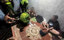 Bắt 4 đối tượng đánh bạc trong tầng hầm công trường ở phường Giảng Võ (Hà Nội)