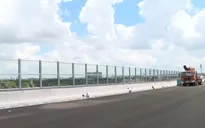 Lần đầu tiên TP Hồ Chí Minh lắp tường chống ồn, trải nhựa rỗng trên Vành đai 3