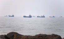 Giao thông qua eo biển Hormuz tiếp tục bị đình trệ