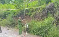 Mưa lớn gây sạt lở, Công an kịp thời di dời người dân khỏi ngôi nhà có nguy cơ sập