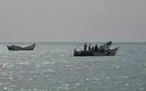 Nguy cơ phong tỏa kép hai tuyến hàng hải huyết mạch