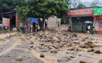 Lũ quét tràn qua khu dân cư ở Lào Cai, hàng trăm tấn đất đá đổ xuống thôn