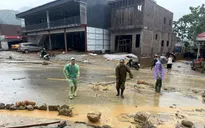 Lào Cai hỗ trợ người dân dọn dẹp bùn đất tràn vào nhà sau lũ