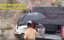 Kịp thời đưa hai tài xế rời khỏi khu vực có nguy cơ sạt lở, bảo đảm an toàn tính mạng