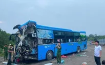 Xe khách va chạm xe tải trên cao tốc Nội Bài - Lào Cai, 6 người thương vong