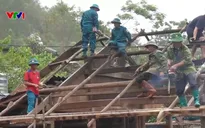 Công an, quân đội, dân quân hỗ trợ nhân dân vùng lũ khắc phục hậu quả thiên tai