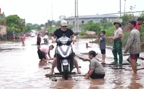 Quốc lộ 279 ngập gần 3 tuần, người dân phải đi bè qua đoạn đường huyết mạch