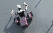 Robot "người nhện" leo tường