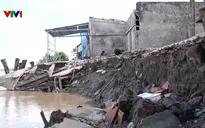 Liên tiếp xảy ra sạt lở ở Cà Mau, 3 căn nhà bị sụp xuống sông