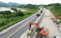 Nhiều đoạn rào chắn công trường trên cao tốc Nội Bài - Lào Cai được hạ thấp để bảo đảm an toàn