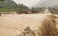 Mưa lớn gây sạt lở trên Quốc lộ 32 và Quốc lộ 279, giao thông qua Lai Châu tê liệt