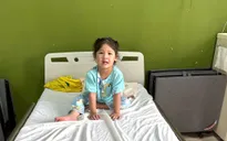 Nụ cười trở lại với bé gái Nghệ An mắc tim bẩm sinh trong ngày xuất viện