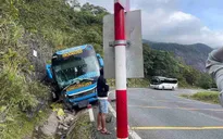 Xe khách chở 21 người tông vào vách núi trên đèo Khánh Lê