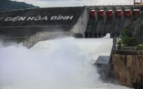 Đóng 1 cửa xả đáy hồ thủy điện Hòa Bình