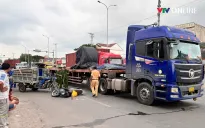 Va chạm giữa xe đầu kéo và mô tô khiến hai người thương vong