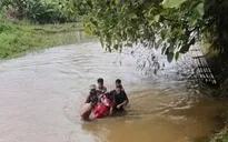 Đi xe máy qua ngầm tràn bị lũ cuốn trôi, người đàn ông may mắn thoát nạn