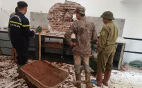 Mưa lớn kéo dài gây sạt lở, đất, đá tràn vào nhà dân ở Sơn La