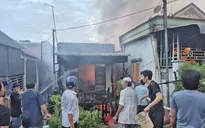 Cháy lớn khu dân cư ở An Giang khiến 5 căn nhà bị hư hại