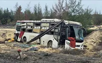 Xe khách lao xuống hố sâu bên đường, 18 hành khách thoát nạn