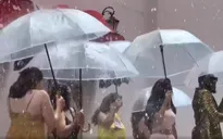 "Phố mưa" giữa nắng nóng 47 độ C tại Dubai