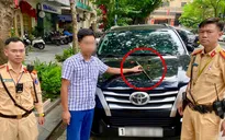 Kiểm tra ô tô đỗ sai quy định, phát hiện giấy phép lái xe nghi giả cùng gậy ba khúc