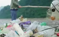 Hồ thủy điện Tuyên Quang ngập rác nhựa sau lũ