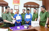 Bắt 2 đối tượng lợi dụng địa hình rừng núi hiểm trở vận chuyển ma túy, thu giữ 8 bánh heroin