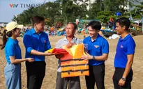 Tuổi trẻ VTV làm sạch biển, trao cờ Tổ quốc tới ngư dân Sầm Sơn