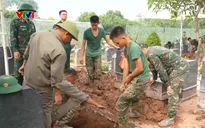 Những người lính đội nắng, miệt mài từng tấc đất để lấy mẫu ADN hài cốt liệt sĩ