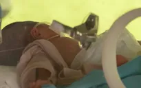 Em bé chào đời giữa động đất ở Indonesia