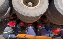 Giải cứu người mắc kẹt dưới bánh xe đầu kéo sau tai nạn ở Sơn La