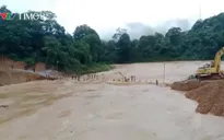 Nghệ An: Mưa lũ cuốn trôi cầu tạm, hơn 300 hộ dân bị cô lập