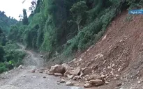 Hàng trăm hộ dân có nguy cơ bị cô lập do đường xuống cấp