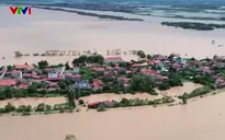 Người dân xoay xở giữa vùng cô lập do ngập lụt