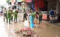 Lạng Sơn: Hàng trăm cán bộ, chiến sĩ dọn phố, giúp dân khắc phục hậu quả lũ