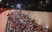 Người dân Thủ đô vỡ òa niềm vui, đổ ra đường ăn mừng chức vô địch của ĐT Việt Nam