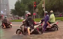 Hà Nội mưa ngập, nhiều phương tiện chết máy