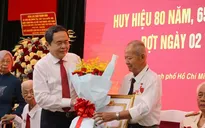 Chủ tịch Quốc hội trao Huy hiệu Đảng tặng các đảng viên lão thành