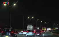 Cửa ngõ phía Nam Hà Nội: Xe cộ di chuyển chậm và đông kéo dài cả đêm trước kỳ nghỉ lễ