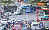 CSGT Hà Nội mở đường đưa cụ bà bị đột quỵ đi cấp cứu kịp thời